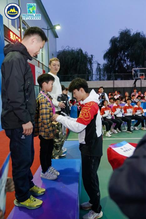 名将亲授奖牌 小将斩获金牌 全国少年攀岩锦标赛