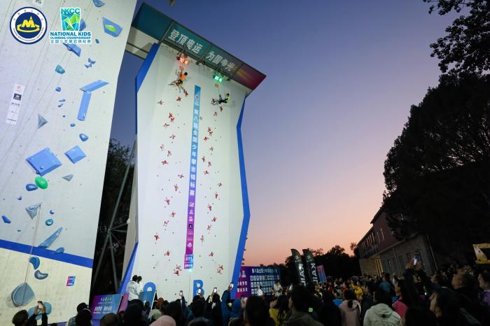 名将亲授奖牌 小将斩获金牌 全国少年攀岩锦标赛