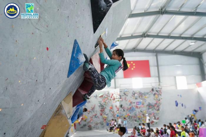 名将亲授奖牌 小将斩获金牌 全国少年攀岩锦标赛