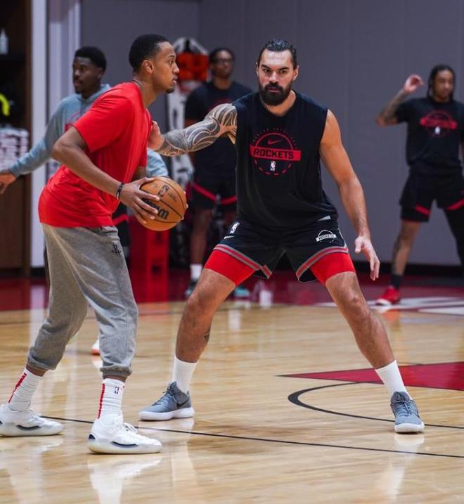 火箭队主场迎战湖人队争夺西部第三席位