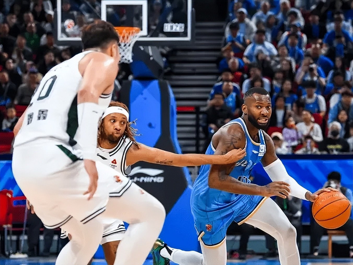 北京队下半场逆转南京队 三球星爆发助队取胜