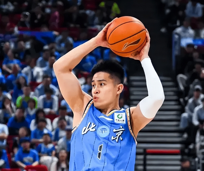 北京队下半场逆转南京队 三球星爆发助队取胜