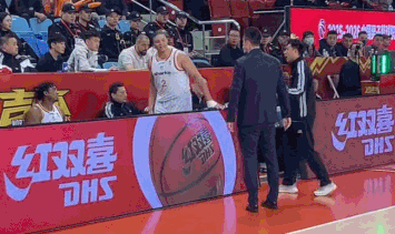 卢伟回应洛夫顿冲突事件 洛夫顿数据亮眼助力上